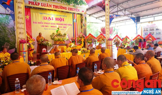 Các tăng ni, phật tử Giáo hội Phật giáo về dự Đại hội Đại biểu Giáo hội Phật giáo TP Vinh lần thứ I