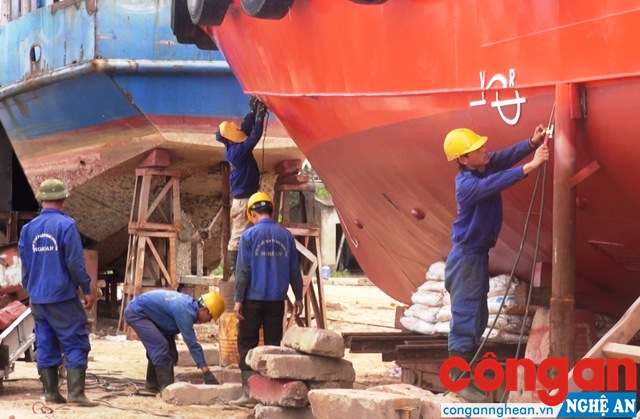 Người lao động tại Công ty cổ phần Cơ khí đóng tàu Nghệ An đang bị nợ BHXH, BHYT, BHTN