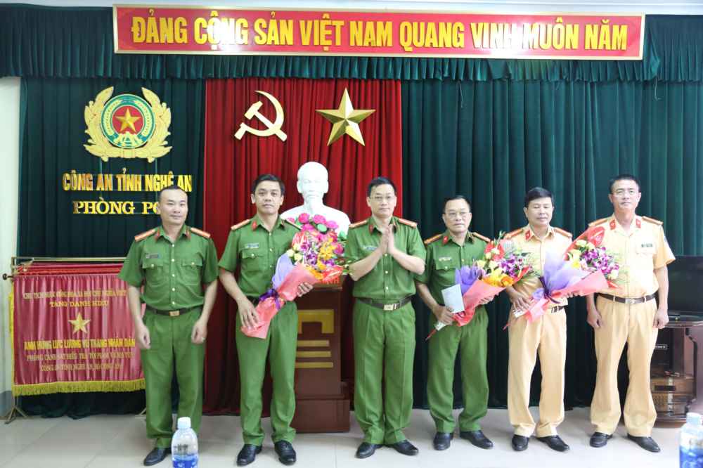 Đồng chí Đại tá Nguyễn Mạnh Hùng, Phó Giám đốc Công an Nghệ An trao thưởng động viên ban chuyên án