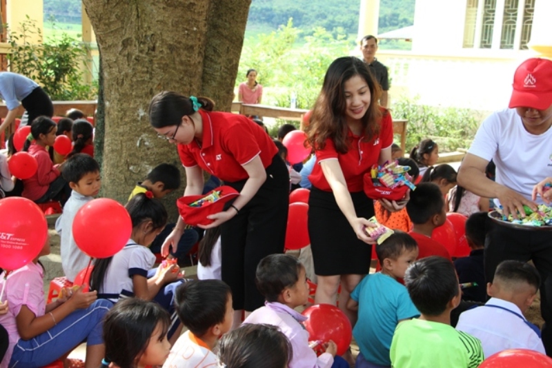 Đại diện J&T Express chi nhánh Nghệ An trao quà cho học sinh nghèo tại xã biên giới Tri Lễ, huyện Quế Phong (Nghệ An) trước thềm năm học mới 2018 - 2019.