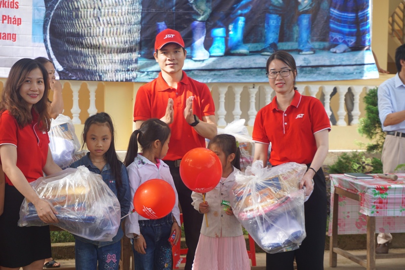 Đại diện J&T Express chi nhánh Nghệ An trao quà cho học sinh nghèo tại xã biên giới Tri Lễ, huyện Quế Phong (Nghệ An) trước thềm năm học mới 2018 - 2019.