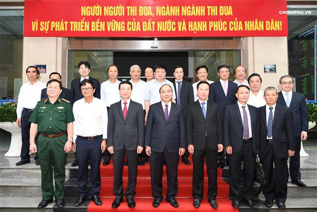 Thủ tướng cùng các đại biểu dự buổi làm việc. - Ảnh: VGP/Quang Hiếu