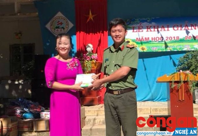 Thượng úy Nguyễn Đình Khánh, Bí thư Đoàn Thanh niên Công an tỉnh trao tặng số tiền ủng hộ cho nhà trường