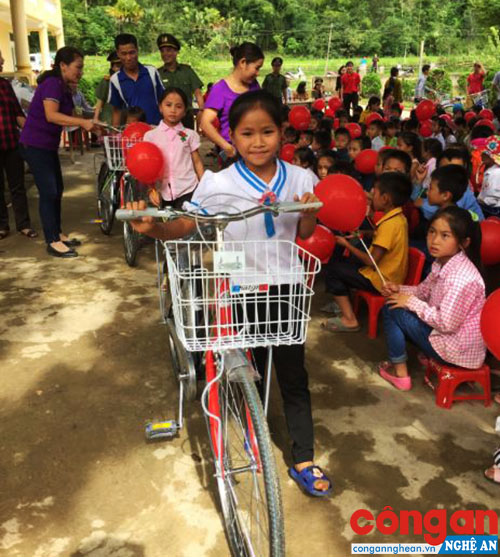 Niềm vui hân hoan của các em học sinh nghèo khi được nhận chiếc xe đạp mới