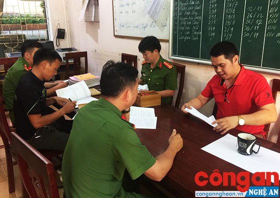 Tổ công tác Đội Cảnh sát ĐTTP về Hình sự, Kinh tế, Ma túy Công an huyện Tương Dương họp bàn kế hoạch phá án