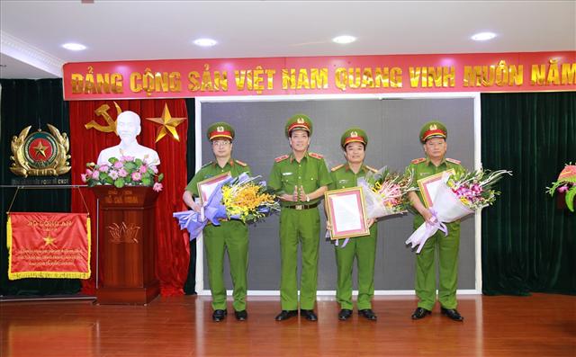 Thiếu tướng Đoàn Việt Mạnh trao Quyết định của Bộ trưởng Bộ Công an về công tác tổ chức, cán bộ của Cục PCCC & CNCH.
