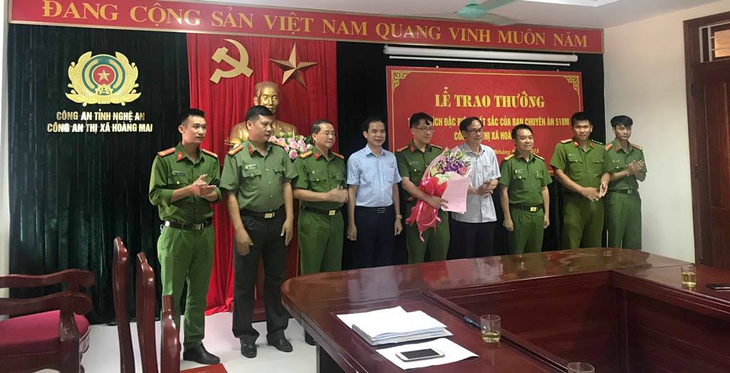Lãnh đạo Thị ủy, UBND thị xã Hoàng Mai tặng hoa, trao tiền thưởng chúc mừng Ban chuyên án