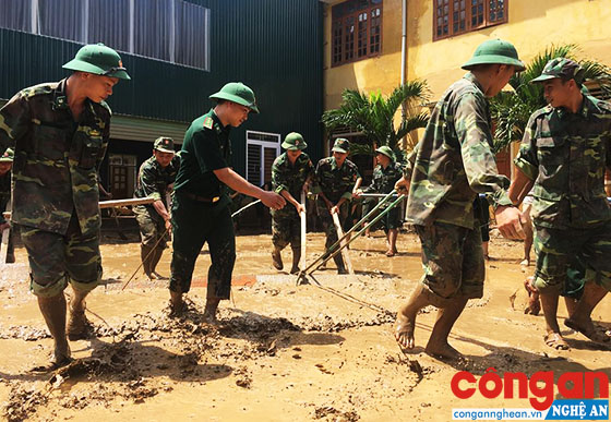 CBCS Bộ đội Biên phòng tỉnh giúp đỡ các địa phương khắc phục hậu quả lũ lụt