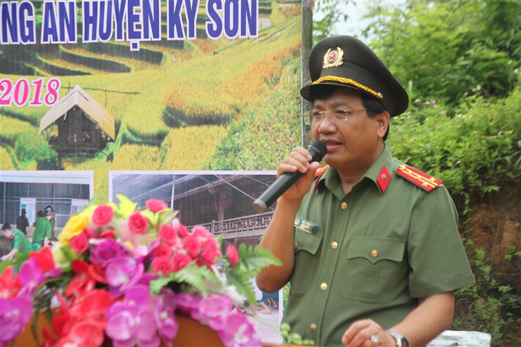 Đồng chí Đại tá Hồ Văn Tứ, Phó Giám đốc Công an tỉnh phát biểu tại buổi lễ