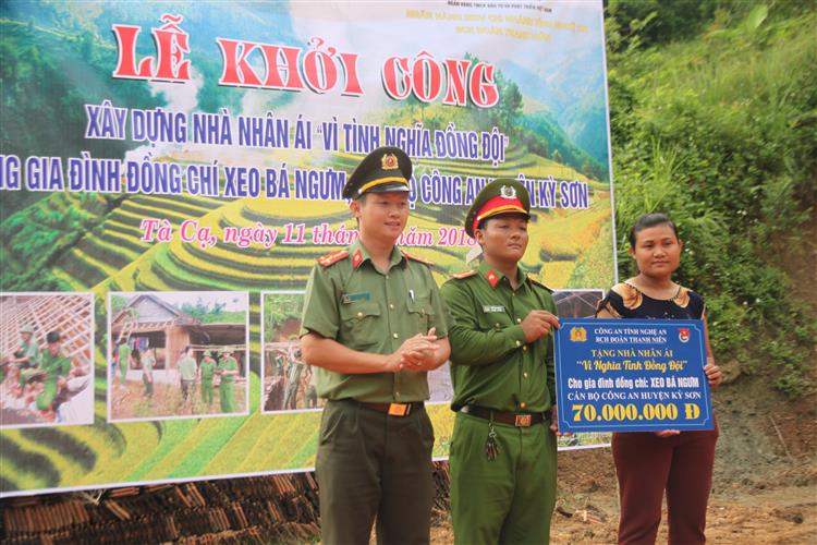Đoàn Thanh niên Công an tỉnh trao tượng trưng số tiền hỗ trợ cho gia đình đồng chí Xeo Bá Ngưm