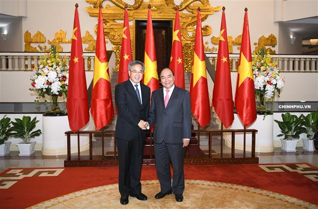Thủ tướng Nguyễn Xuân Phúc tiếp Phó Thủ tướng Trung Quốc Hồ Xuân Hoa. Ảnh: VGP/Quang Hiếu