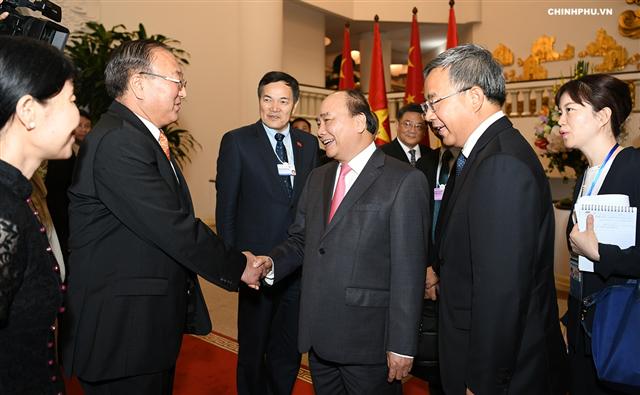 Thủ tướng chào mừng đoàn đại biểu Trung Quốc. Ảnh: VGP/Quang Hiếu