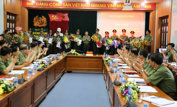 Thứ trưởng Nguyễn Văn Sơn trao Quyết định và tặng hoa các đồng chí nhận Quyết định bổ nhiệm tại Hội nghị.