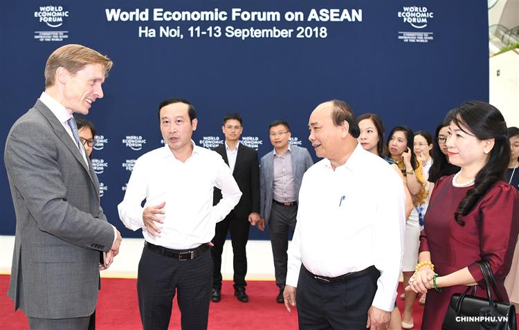 Thủ tướng Nguyễn Xuân Phúc trao đổi với một số chuyên gia trước giờ diễn ra Hội nghị