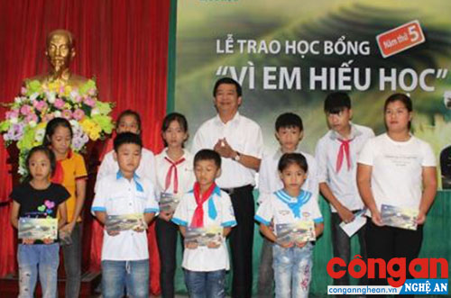 Ông Võ Văn Mai, Phó Giám đốc Sở GD&ĐT tỉnh trao học bổng cho các em học sinh nghèo vượt khó huyện Diễn Châu