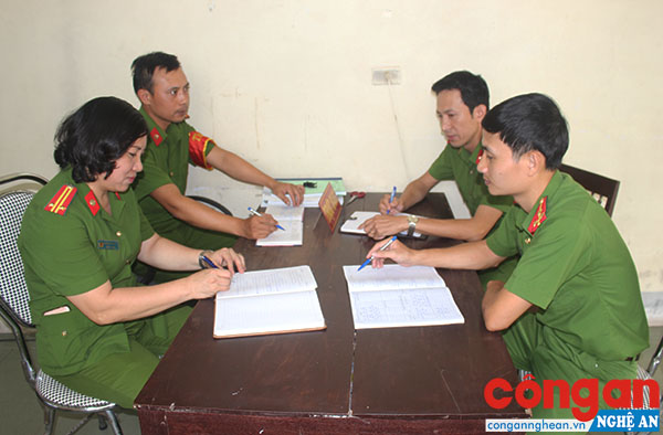 Trung tá Nguyễn Thị Tuyết trao đổi công việc với CBCS trong đơn vị