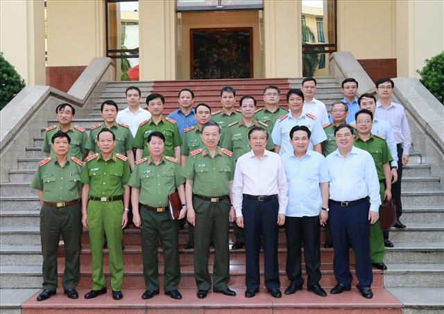 Bộ trưởng Tô Lâm; đồng chí Phan Đình Trạc cùng các đại biểu dự buổi làm việc.