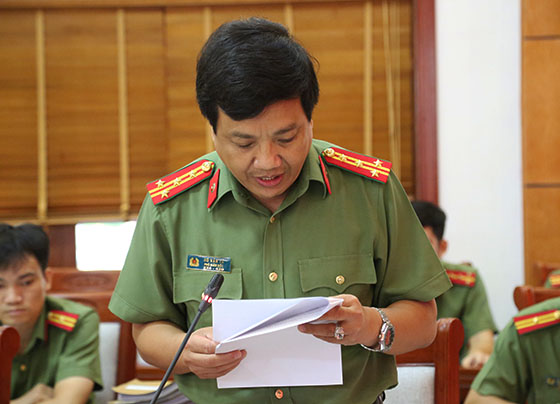 Đồng chí Đại tá Hồ Văn Tứ, Phó Bí thư Đảng ủy, Phó Giám đốc Công an tỉnh báo cáo kết quả thực hiện công tác GDQP&AN của Công an tỉnh Nghệ An