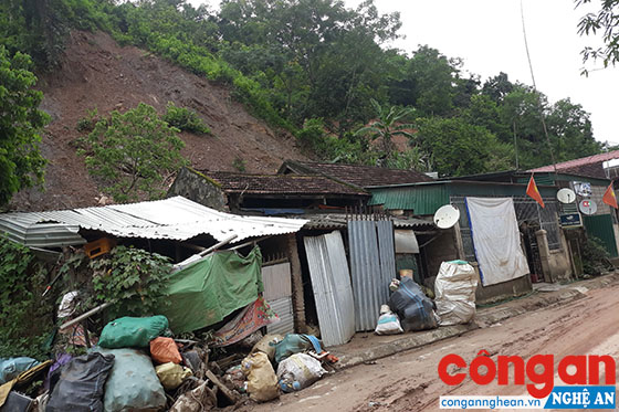 Hàng chục hộ dân ở khối 4, thị trấn Mường Xén đang lo lắng, bất an vì lở núi, mất nơi ở