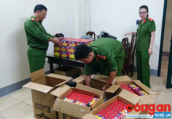 Đội Cảnh sát Kinh tế Công an TP Vinh kiểm tra 150 kg pháo bị phát hiện, thu giữ vào đêm 10/9/2018 trên địa bàn phường Vinh Tân
