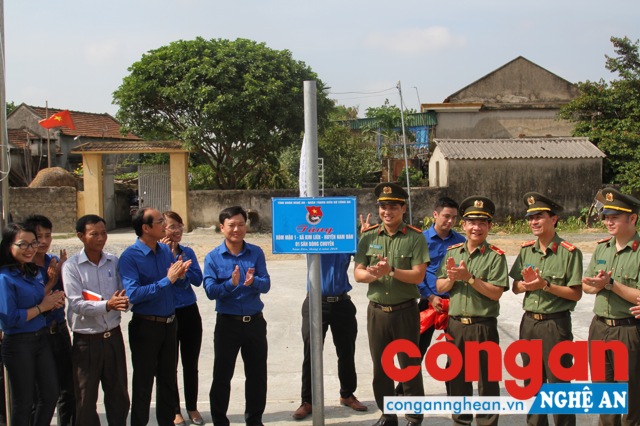 Đoàn Thanh niên Bộ Công an và Tỉnh đoàn Nghệ An tặng 1 sân bóng chuyền cho xóm Mậu 1, xã Kim Liên, huyện Nam Đàn