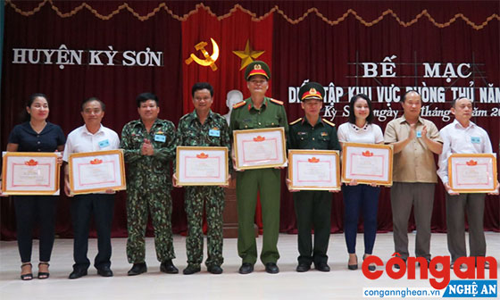 Lãnh đạo huyện Kỳ Sơn tặng Giấy khen cho các tập thể và cá nhân đạt thành tích xuất sắc trong diễn tập khu vực phòng thủ năm 2018