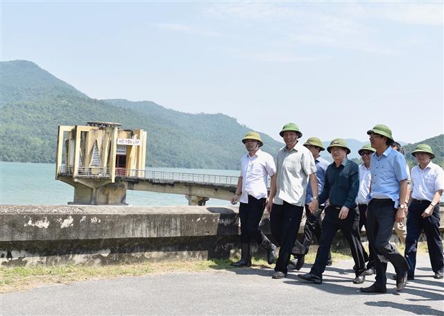 Phó Thủ tướng Trịnh Đình Dũng kiểm tra hồ Yên Lập. Ảnh VGP/Nhật Bắc