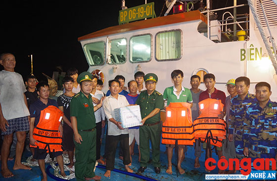 CBCS Hải đội 2 tặng quà, áo phao cho các thuyền viên tàu NA-97175TS