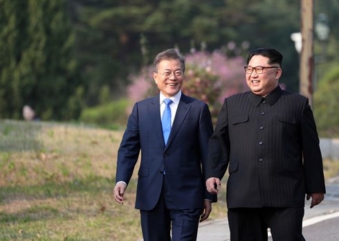 Tổng thống Hàn Quốc Moon Jae-in (trái) và Nhà lãnh đạo Triều Tiên Kim Jong-un trong cuộc gặp thượng đỉnh đầu tiên hồi cuối tháng 4/2018. Ảnh: Stars and Stripes