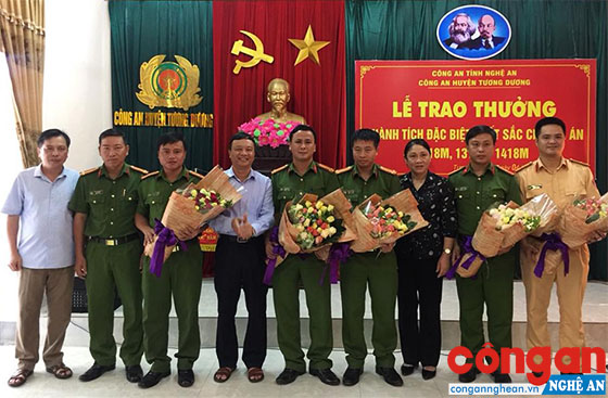 Lãnh đạo Huyện ủy, UBND huyện trao thưởng cho thành tích xuất sắc của Công an huyện Tương Dương