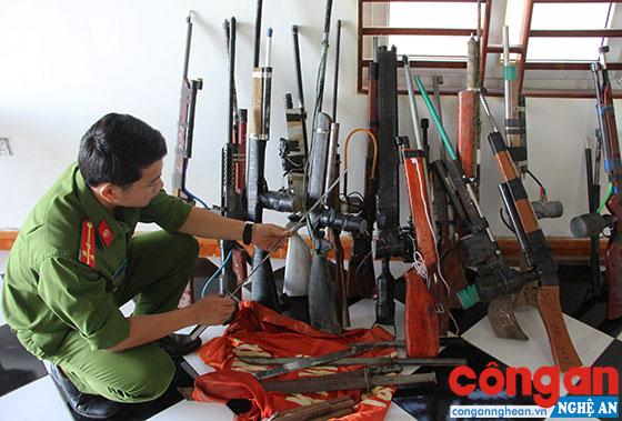 Cán bộ Đồn Công an Diễn Hải (huyện Diễn Châu) kiểm tra số vũ khí, vật liệu nổ, công cụ hỗ trợ thu giữ trong thời gian qua