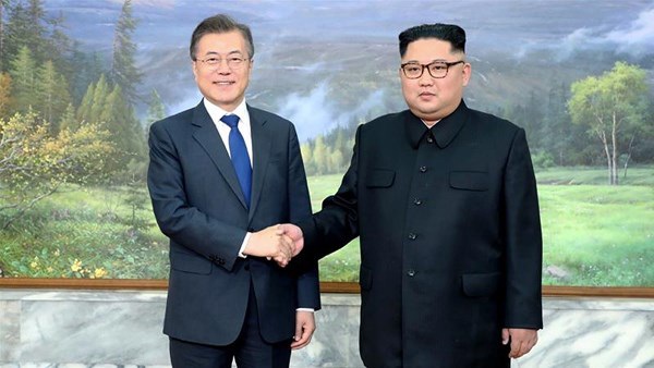 Tổng thống Moon Jae-in (trái) và nhà lãnh đạo Triều Tiên Kim Jong-un.