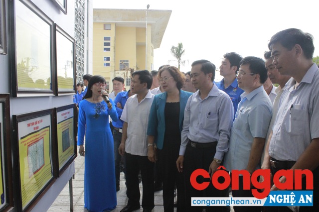 Phó Chủ tịch UBND tỉnh Lê Ngọc Hoa cùng lãnh đạo Sở, ban, ngành và lãnh đạo huyện Nam Đàn tham quan triển lãm và trưng bày