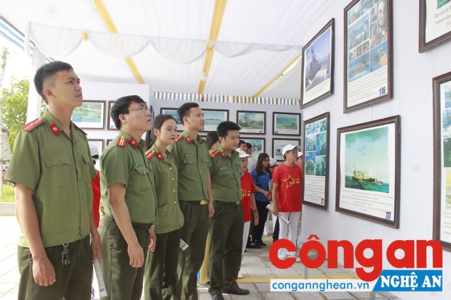 Thiếu tá Nguyễn Anh Đông, Phó Trưởng Công an huyện và CBCS Công an huyện Nam Đàn cùng tham quan triển lãm và trưng bày 
