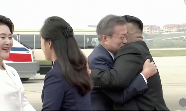 Cái ôm nồng ấm giữa hai nhà lãnh đạo. Ảnh: KBS TV