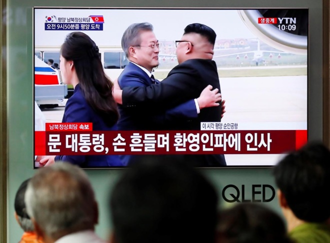 Người dân Hàn Quốc theo dõi cuộc gặp thượng đỉnh qua truyền hình. Ảnh: Reuters