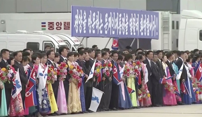 Hàng trăm người dân đã có mặt tại sân bay để chào đón Tổng thống Hàn Quốc. Ảnh: KBS TV