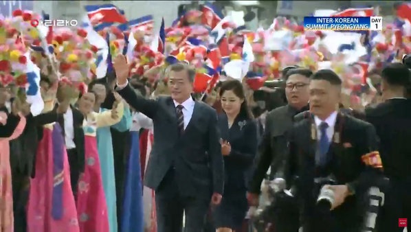 Tổng thống Hàn Quốc Moon Jae-in vẫy tay chào người dân Triều Tiên. Ảnh: KBS TV