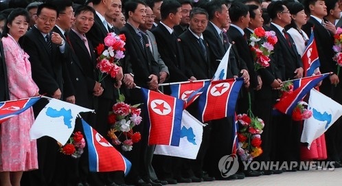 Cờ hoa rợp trời trong lễ đón Tổng thống Hàn Quốc tại Bình Nhưỡng. Ảnh: Yonhap