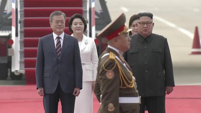 Hai nhà lãnh đạo cùng hai phu nhân thực hiện nghi thức chào cờ. Ảnh: KBS TV