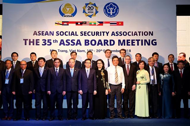 Phó Thủ tướng Vũ Đức Đam và các đại biểu dự ASSA 35. Ảnh: VGP/Đình Nam