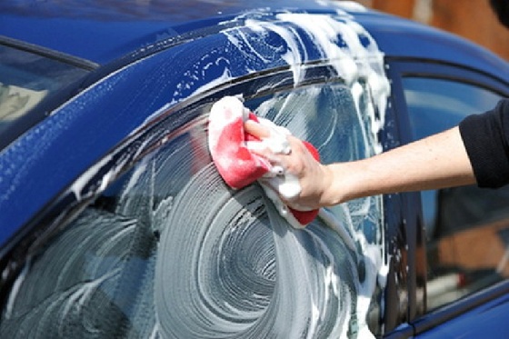 Tự rửa xe ô tô tại nhà nếu không đúng cách sẽ càng khiến xe nhanh tã hơn.