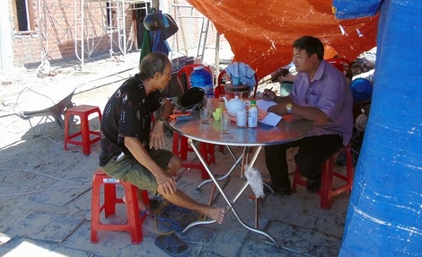 Ông Nguyễn Tấn Cường trao đổi với phóng viên về việc con trai mình dính vào nạn cho vay nặng lãi.