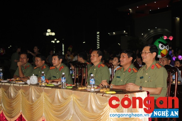 Đồng chí Đại tá Nguyễn Hữu Cầu, Giám đốc Công an tỉnh và các đồng chí lãnh đạo Công an tỉnh đến tham dự Tết Trung thu với các cháu thiếu nhi
