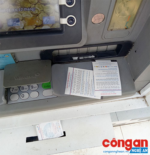 Nhiều người vẫn “vô tư” vứt bỏ hóa đơn tại các cây ATM ngay sau khi được in ra