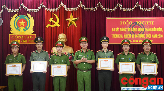 Lãnh đạo Công an huyện Anh Sơn trao thưởng cho các cá nhân đạt thành tích xuất sắc trong đấu tranh phòng, chống tội phạm