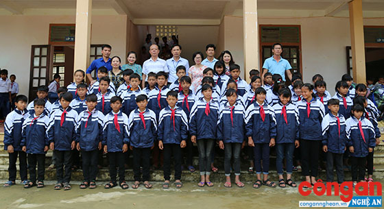 Nhà trường THCS Bảo Nam chụp ảnh lưu niệm với đoàn trường THCS Hưng Dũng
