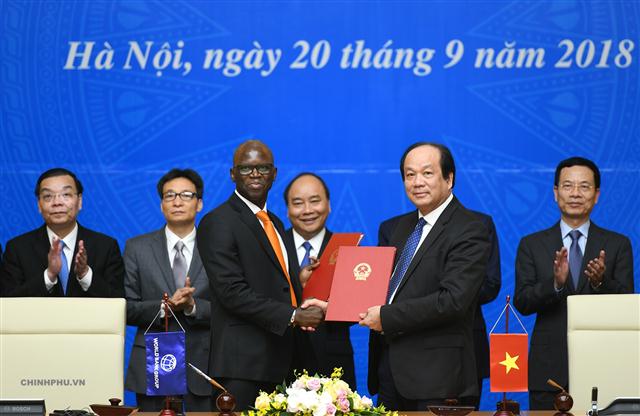 Thủ tướng chứng kiến ký kết thỏa thuận hợp tác trong lĩnh vực Chính phủ điện tử giữa VPCP với Ngân hàng Thế giới tại Việt Nam - Ảnh: VGP/Quang Hiếu