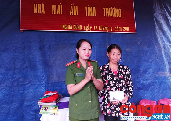 Trại giam số 3 hỗ trợ hộ gia đình chị Vi Thị Hồng số tiền 10 triệu đồng