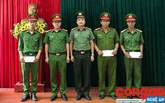 Ban Chấp hành Đoàn Thanh niên Công an tỉnh Nghệ An và lãnh đạo Công an TX Hoàng Mai khen thưởng các đồng chí đoàn viên, thanh niên có thành tích xuất sắc trong Chuyên án 518M